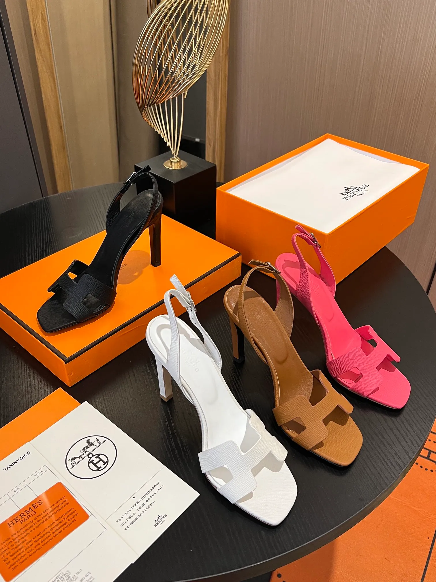 👟👟Ex-factory price 600👟👟Hermès 2023 high-heeled temperament sandals original customization! Counter synchronization! Hermès high heels have always been simple, fashionable and elegant! ! ! It can hold any style of wear, the height of 10.5cm is easy to control, and the feet feel comfortable and pressure-free! The classic and elegant style brings a sense of luxury to your feet! Highly recommended Material: Upper imported calfskin + mixed sheepskin lining Outsole: Italian genuine leather sole Size: 34-42 (34.41.42 customization is non-returnable and non-exchangeable)